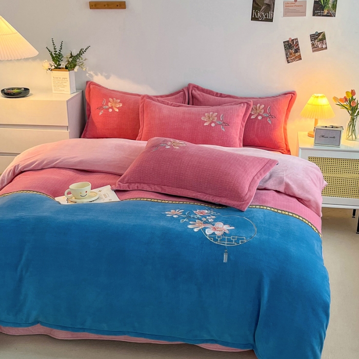 91家纺网 家纺一手货源 找家纺 优姿家纺 2022新款牛奶绒8斤双拼色绣花保暖四件套 中国风-粉+蓝