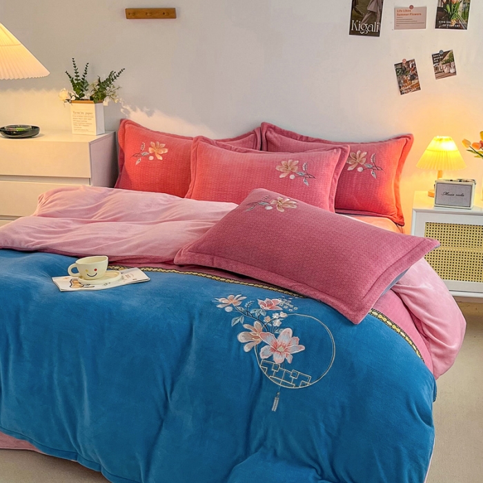 91家纺网 家纺一手货源 找家纺 优姿家纺 2022新款牛奶绒8斤双拼色绣花保暖四件套 中国风-粉+蓝