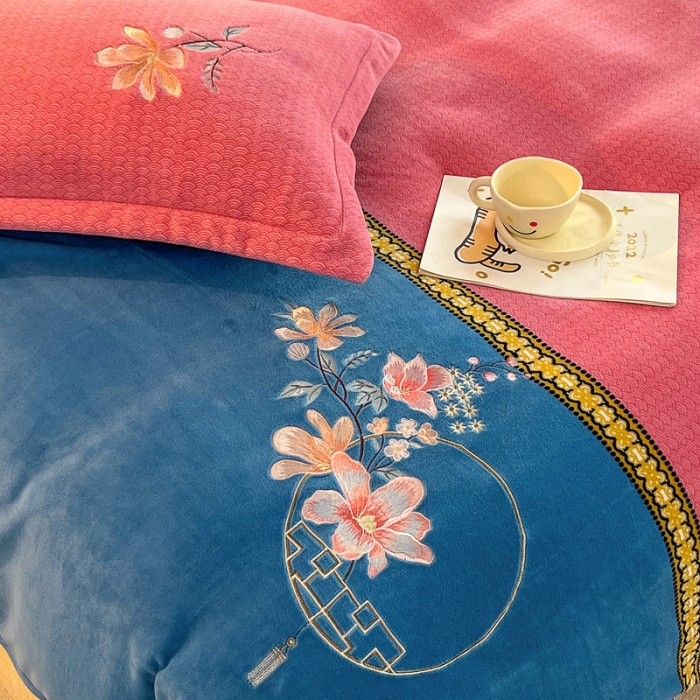 91家纺网 家纺一手货源 找家纺 优姿家纺 2022新款牛奶绒8斤双拼色绣花保暖四件套 中国风-粉+蓝