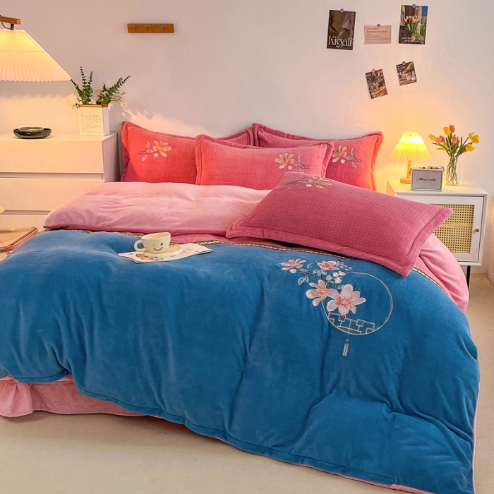 91家纺网 家纺一手货源 找家纺 优姿家纺 2022新款牛奶绒8斤双拼色绣花保暖四件套 中国风-粉+蓝