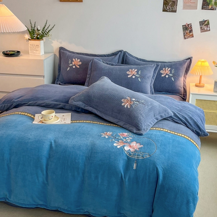 91家纺网 家纺一手货源 找家纺 优姿家纺 2022新款牛奶绒8斤双拼色绣花保暖四件套 中国风-灰+蓝