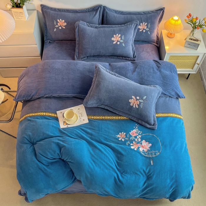 91家纺网 家纺一手货源 找家纺 优姿家纺 2022新款牛奶绒8斤双拼色绣花保暖四件套 中国风-灰+蓝