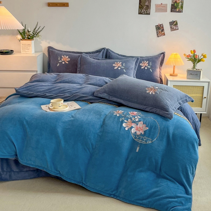 91家纺网 家纺一手货源 找家纺 优姿家纺 2022新款牛奶绒8斤双拼色绣花保暖四件套 中国风-灰+蓝