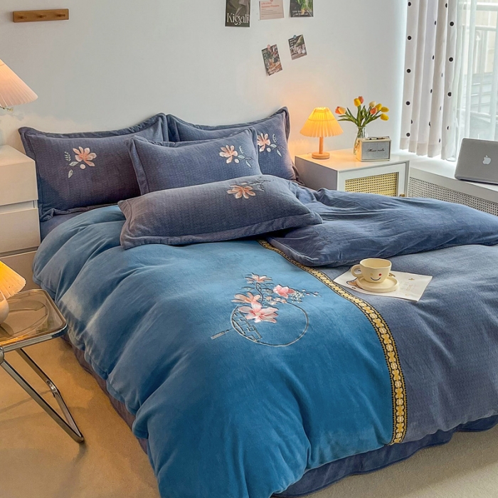 91家纺网 家纺一手货源 找家纺 优姿家纺 2022新款牛奶绒8斤双拼色绣花保暖四件套 中国风-灰+蓝
