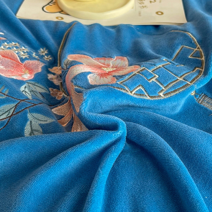 91家纺网 家纺一手货源 找家纺 优姿家纺 2022新款牛奶绒8斤双拼色绣花保暖四件套 中国风-灰+蓝