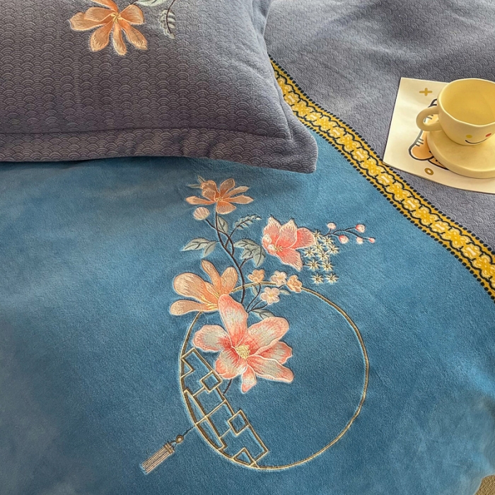 91家纺网 家纺一手货源 找家纺 优姿家纺 2022新款牛奶绒8斤双拼色绣花保暖四件套 中国风-灰+蓝