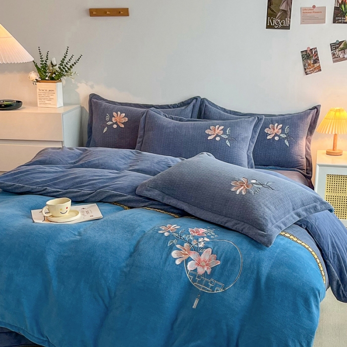 91家纺网 家纺一手货源 找家纺 优姿家纺 2022新款牛奶绒8斤双拼色绣花保暖四件套 中国风-灰+蓝