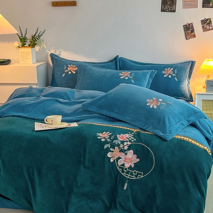 91家纺网 家纺一手货源 找家纺 优姿家纺 2022新款牛奶绒8斤双拼色绣花保暖四件套 中国风-蓝+绿