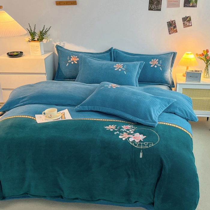 91家纺网 家纺一手货源 找家纺 优姿家纺 2022新款牛奶绒8斤双拼色绣花保暖四件套 中国风-蓝+绿