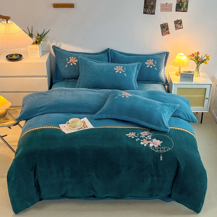 91家纺网 家纺一手货源 找家纺 优姿家纺 2022新款牛奶绒8斤双拼色绣花保暖四件套 中国风-蓝+绿