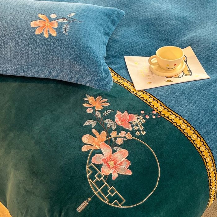 91家纺网 家纺一手货源 找家纺 优姿家纺 2022新款牛奶绒8斤双拼色绣花保暖四件套 中国风-蓝+绿