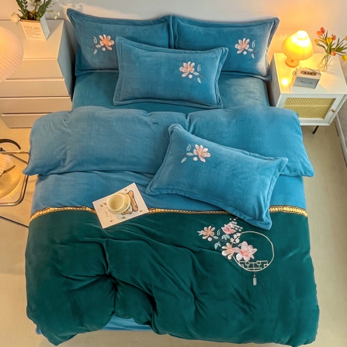 91家纺网 家纺一手货源 找家纺 优姿家纺 2022新款牛奶绒8斤双拼色绣花保暖四件套 中国风-蓝+绿
