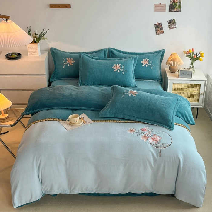 91家纺网 家纺一手货源 找家纺 优姿家纺 2022新款牛奶绒8斤双拼色绣花保暖四件套 中国风-天空蓝