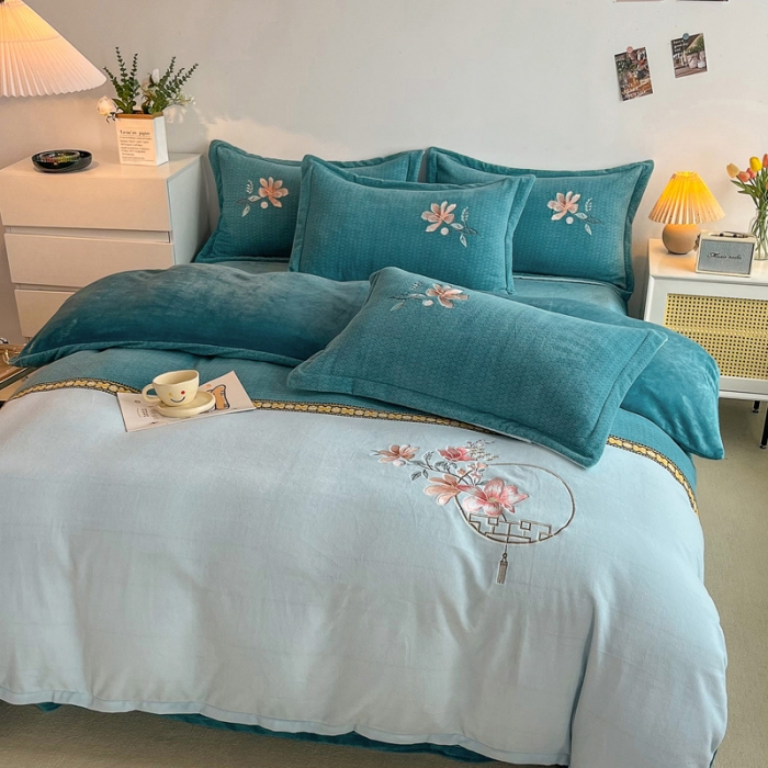 91家纺网 家纺一手货源 找家纺 优姿家纺 2022新款牛奶绒8斤双拼色绣花保暖四件套 中国风-天空蓝
