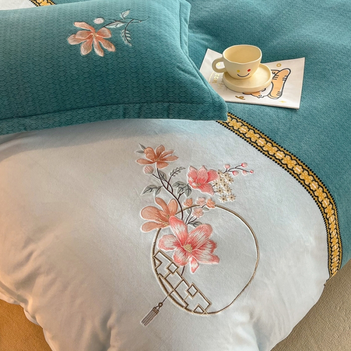 91家纺网 家纺一手货源 找家纺 优姿家纺 2022新款牛奶绒8斤双拼色绣花保暖四件套 中国风-天空蓝