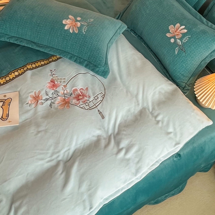 91家纺网 家纺一手货源 找家纺 优姿家纺 2022新款牛奶绒8斤双拼色绣花保暖四件套 中国风-天空蓝