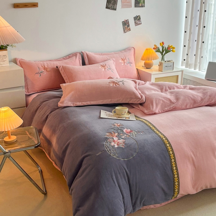 91家纺网 家纺一手货源 找家纺 优姿家纺 2022新款牛奶绒8斤双拼色绣花保暖四件套 中国风-玉