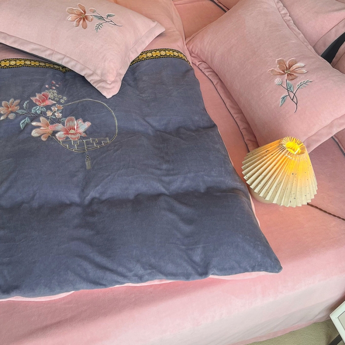 91家纺网 家纺一手货源 找家纺 优姿家纺 2022新款牛奶绒8斤双拼色绣花保暖四件套 中国风-玉