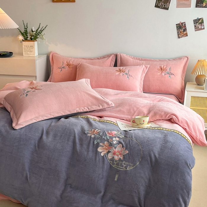 91家纺网 家纺一手货源 找家纺 优姿家纺 2022新款牛奶绒8斤双拼色绣花保暖四件套 中国风-玉