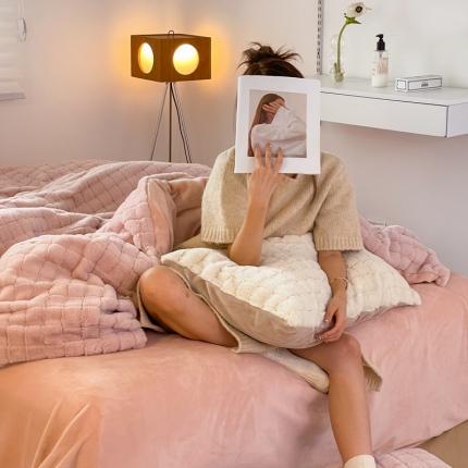 91家纺网 家纺一手货源 找家纺 顾里家纺 2022新款小贵妇仿皮草兔毛绒盖毯四件套 方格粉