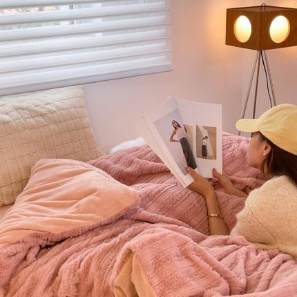 91家纺网 家纺一手货源 找家纺 顾里家纺 2022新款小贵妇仿皮草兔毛绒盖毯四件套 条纹粉