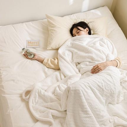 91家纺网 家纺一手货源 找家纺 寐眠 2022新款牛奶绒剪花双层毯 简约白