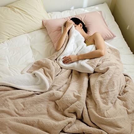 91家纺网 家纺一手货源 找家纺 寐眠 2022新款牛奶绒剪花双层毯 优雅咖