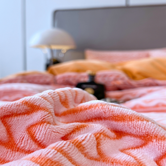 91家纺网 家纺一手货源 找家纺 啊雅家居 2025新款雕花绒加宝宝绒四件套 连雕橙