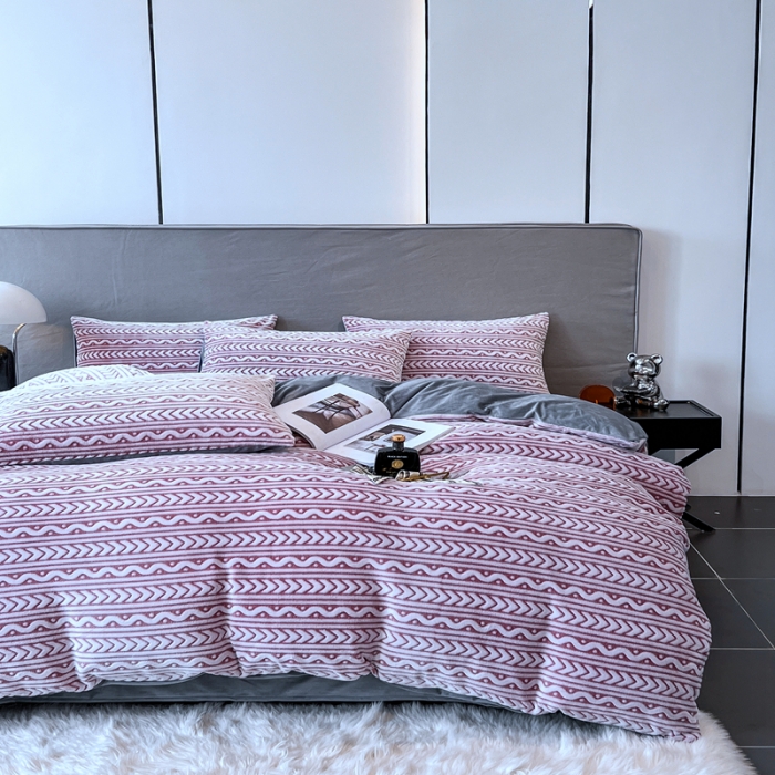 91家纺网 家纺一手货源 找家纺 啊雅家居 2025新款雕花绒加宝宝绒四件套 连雕豆沙