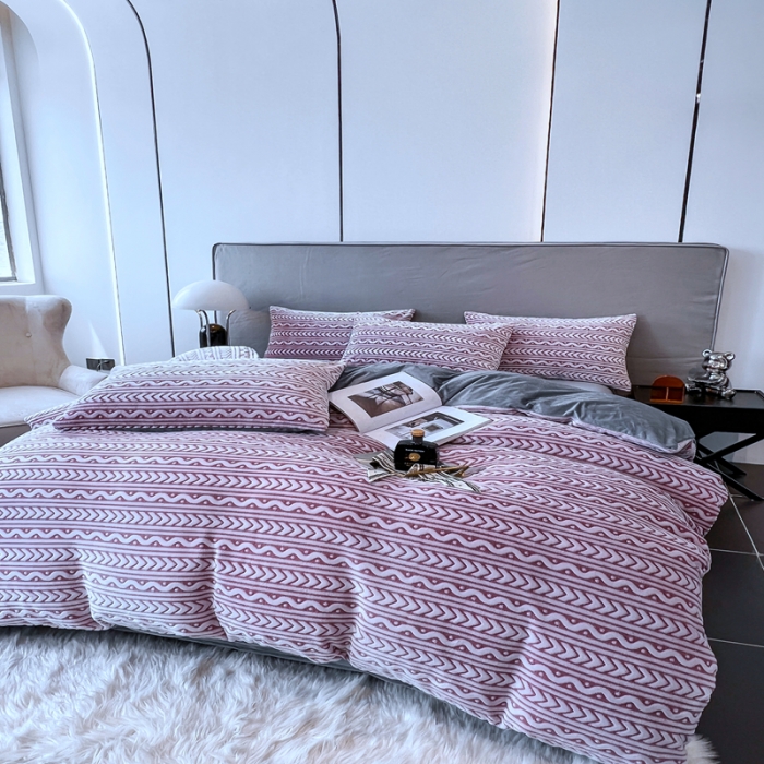 91家纺网 家纺一手货源 找家纺 啊雅家居 2025新款雕花绒加宝宝绒四件套 连雕豆沙