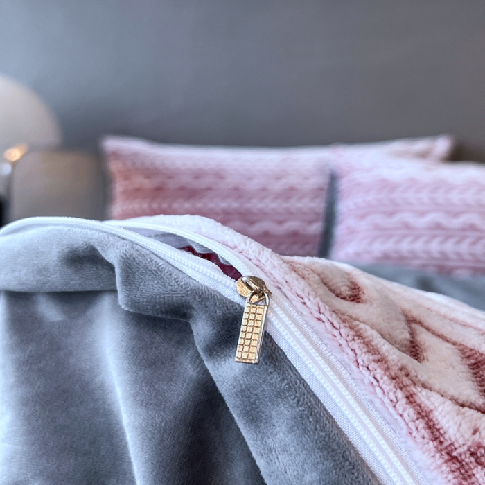 91家纺网 家纺一手货源 找家纺 啊雅家居 2025新款雕花绒加宝宝绒四件套 连雕豆沙