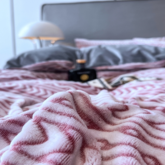 91家纺网 家纺一手货源 找家纺 啊雅家居 2025新款雕花绒加宝宝绒四件套 连雕豆沙