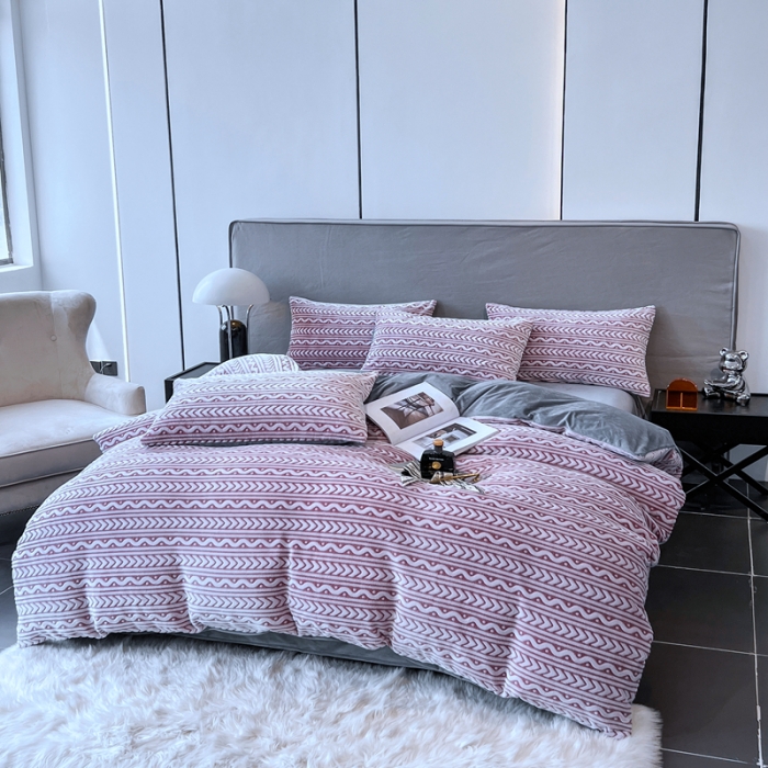 91家纺网 家纺一手货源 找家纺 啊雅家居 2025新款雕花绒加宝宝绒四件套 连雕豆沙