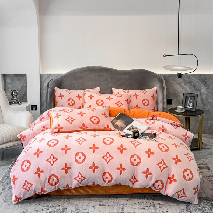 91家纺网 家纺一手货源 找家纺 啊雅家居 2025新款雕花绒加宝宝绒四件套 点雕橙