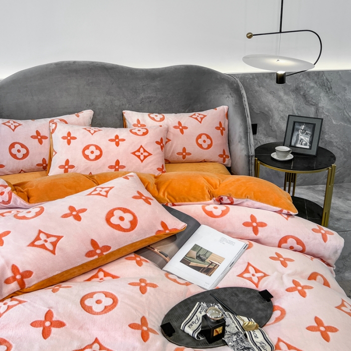 91家纺网 家纺一手货源 找家纺 啊雅家居 2025新款雕花绒加宝宝绒四件套 点雕橙