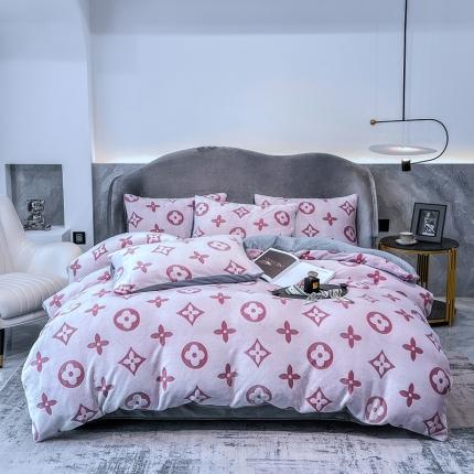 91家纺网 家纺一手货源 找家纺 啊雅家居 2025新款雕花绒加宝宝绒四件套 点雕豆沙