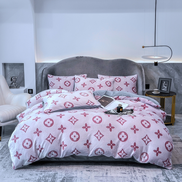 91家纺网 家纺一手货源 找家纺 啊雅家居 2025新款雕花绒加宝宝绒四件套 点雕豆沙