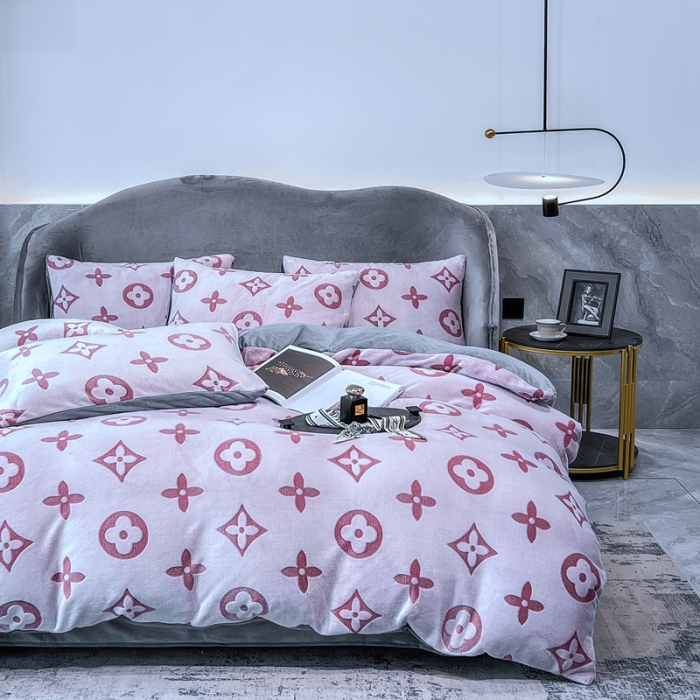 91家纺网 家纺一手货源 找家纺 啊雅家居 2025新款雕花绒加宝宝绒四件套 点雕豆沙