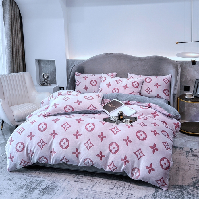 91家纺网 家纺一手货源 找家纺 啊雅家居 2025新款雕花绒加宝宝绒四件套 点雕豆沙