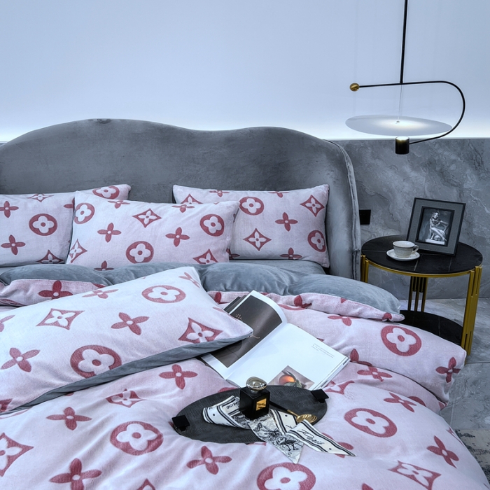 91家纺网 家纺一手货源 找家纺 啊雅家居 2025新款雕花绒加宝宝绒四件套 点雕豆沙