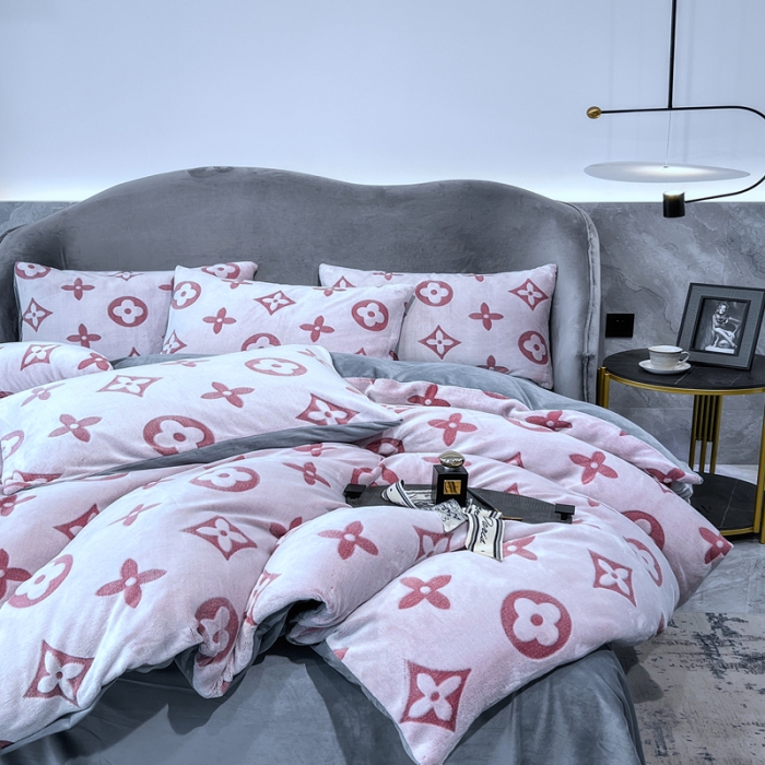 91家纺网 家纺一手货源 找家纺 啊雅家居 2025新款雕花绒加宝宝绒四件套 点雕豆沙