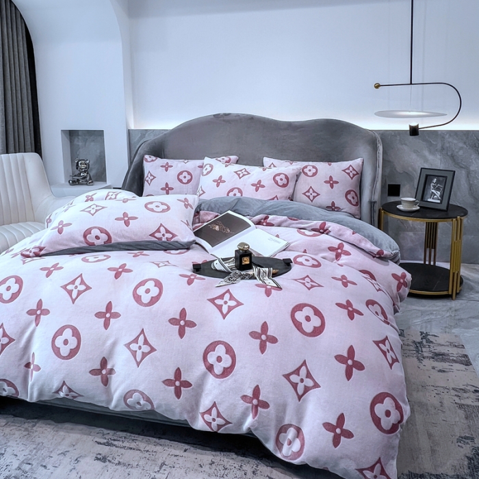 91家纺网 家纺一手货源 找家纺 啊雅家居 2025新款雕花绒加宝宝绒四件套 点雕豆沙