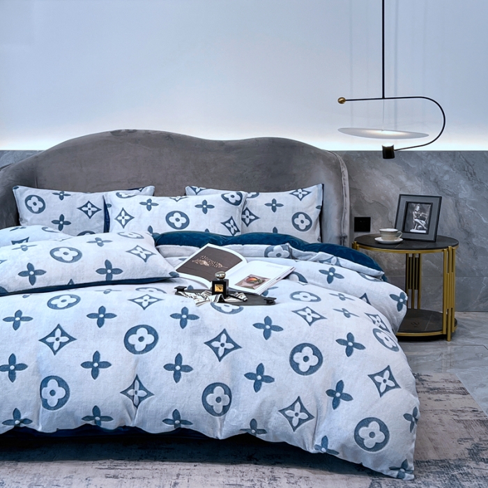 91家纺网 家纺一手货源 找家纺 啊雅家居 2025新款雕花绒加宝宝绒四件套 点雕蓝