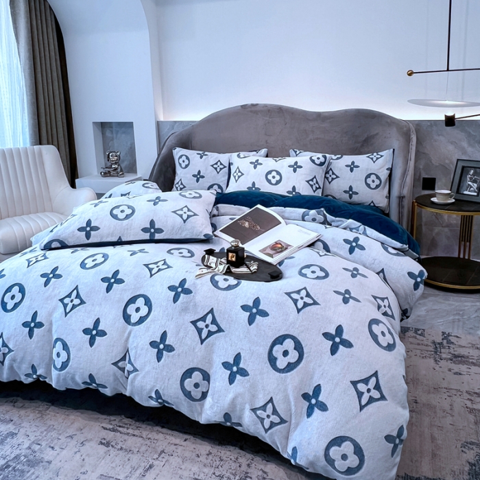 91家纺网 家纺一手货源 找家纺 啊雅家居 2025新款雕花绒加宝宝绒四件套 点雕蓝