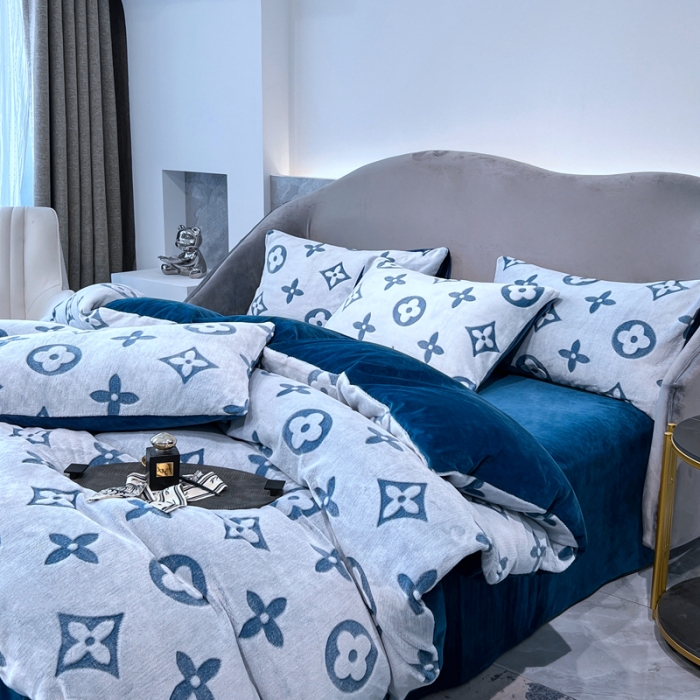 91家纺网 家纺一手货源 找家纺 啊雅家居 2025新款雕花绒加宝宝绒四件套 点雕蓝