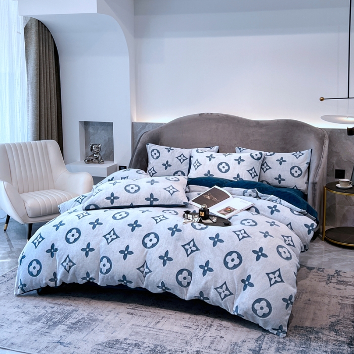 91家纺网 家纺一手货源 找家纺 啊雅家居 2025新款雕花绒加宝宝绒四件套 点雕蓝