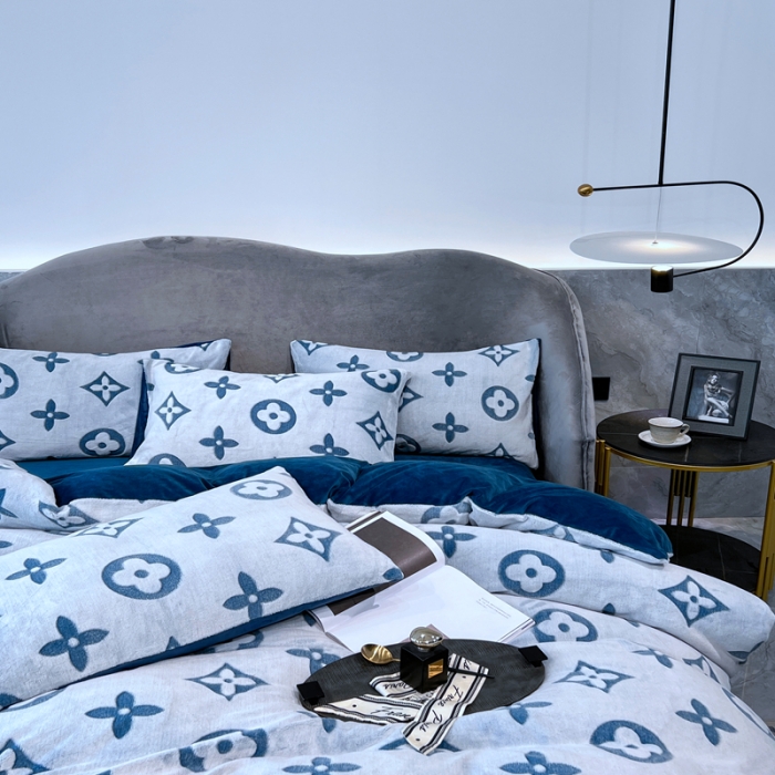 91家纺网 家纺一手货源 找家纺 啊雅家居 2025新款雕花绒加宝宝绒四件套 点雕蓝