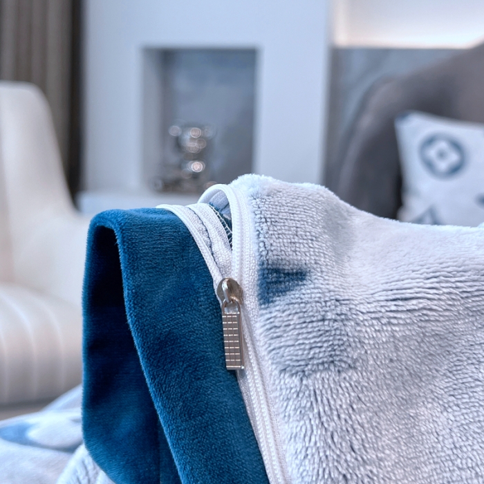 91家纺网 家纺一手货源 找家纺 啊雅家居 2025新款雕花绒加宝宝绒四件套 点雕蓝