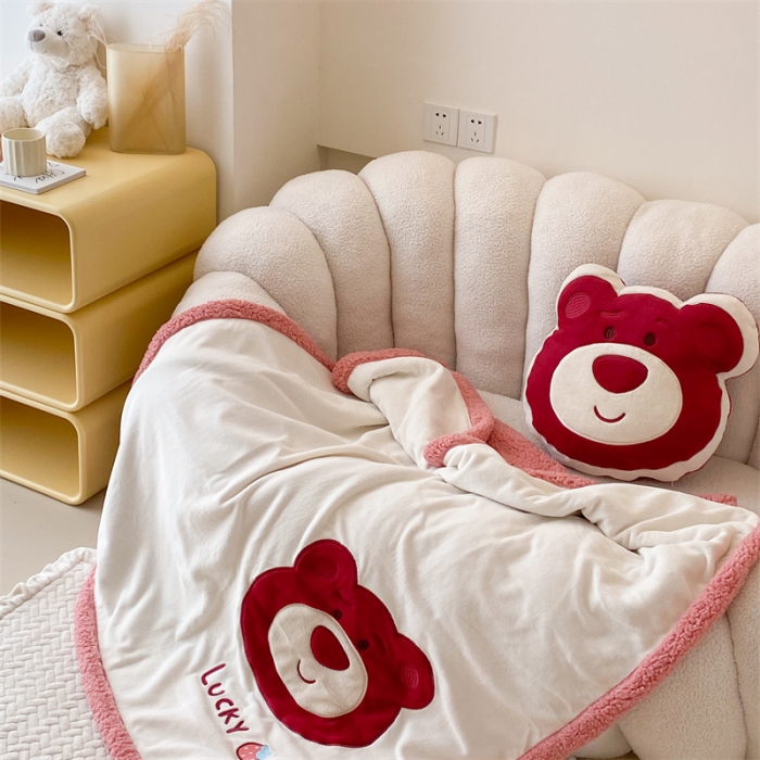 91家纺网 家纺一手货源 找家纺 朗莎 2022款迪士尼230g加厚羊羔绒牛奶绒立体贴布绣毛毯 草莓熊