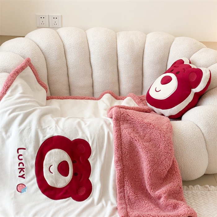 91家纺网 家纺一手货源 找家纺 朗莎 2022款迪士尼230g加厚羊羔绒牛奶绒立体贴布绣毛毯 草莓熊